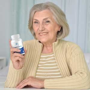 Customer 3 holding FlexiLeaf bottle